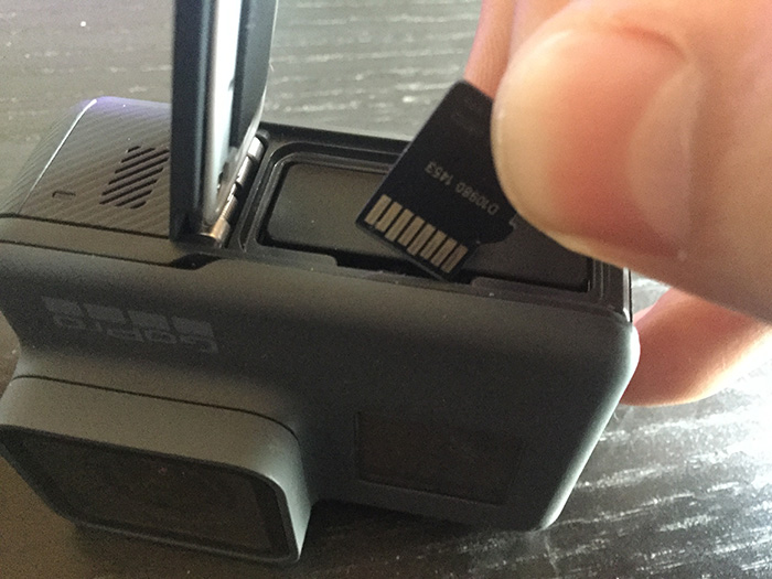 MicroSDカードの挿入方法 GoPro HERO5 アクション・ウェアラブルカメラ